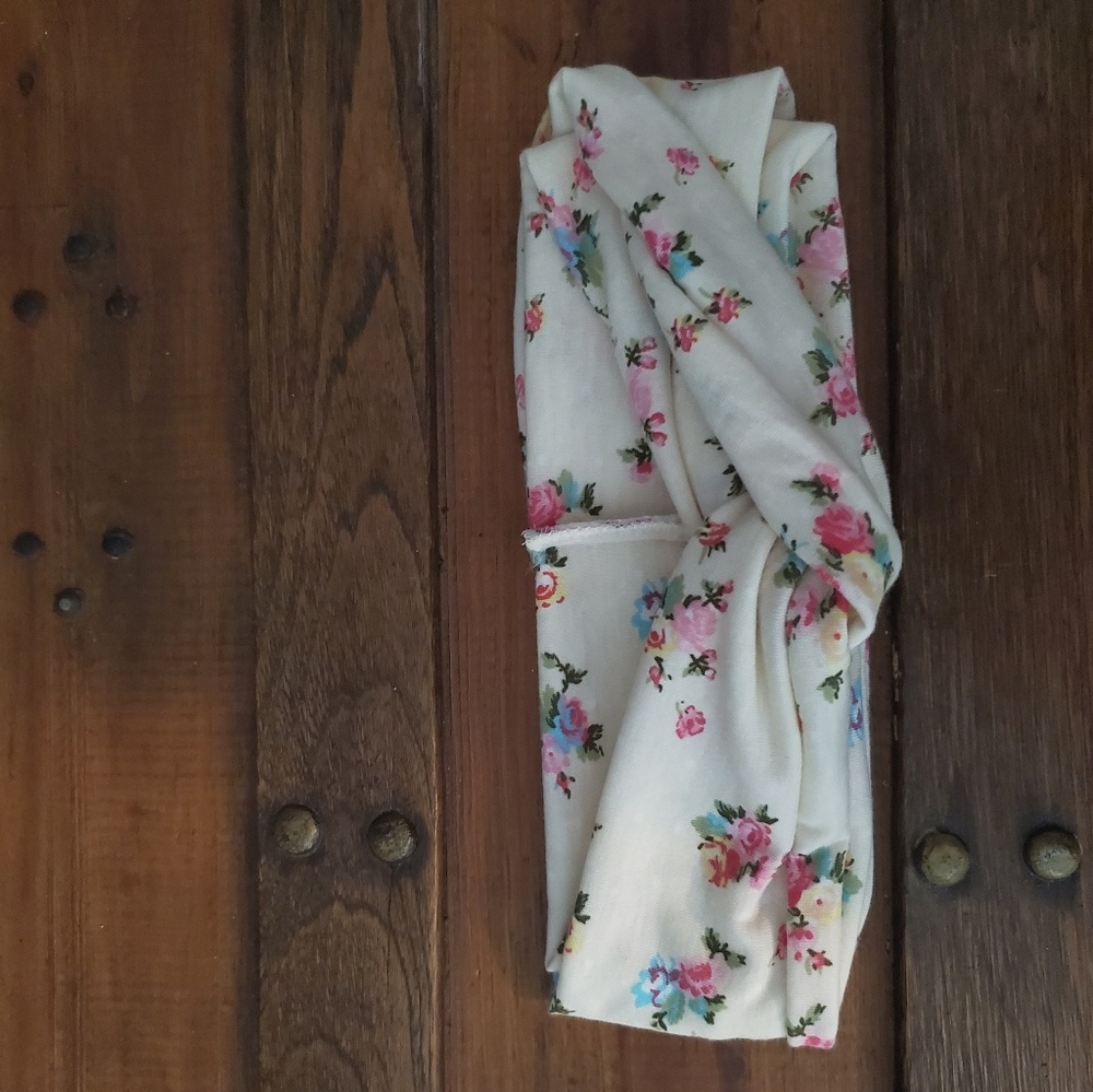 White floral cotton twist headband.